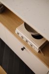 Armoire de rangement d'une cuisine ayant une surface compacte comme comptoir.